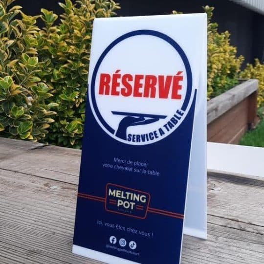 Plateau de table en plexiglas